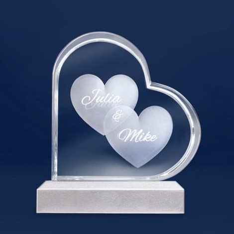 Personalisierte 3D Herz-Gravur im Glas-Herz mit Namen und Wunsch-Text, inkl. LED Leuchtsockel – Geschenkidee für Weihnachten, Valentinstag, Jahrestag.