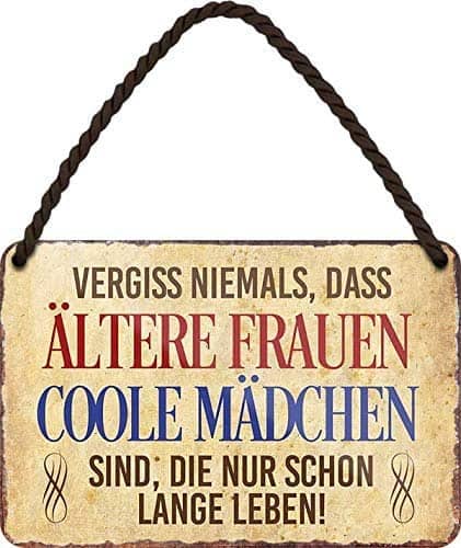 Witziges Türschild als Geschenk für Oma: “Vergiss nie, wie ältere Frauen sind.” Blechdeko lustiger Spruch. Größe: 18×12 cm.