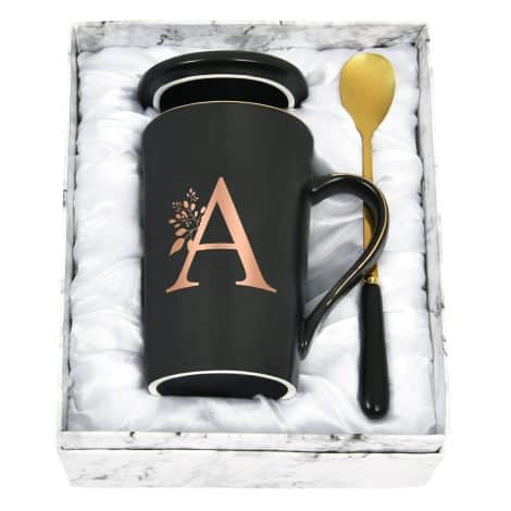 Freudenspendende Kaffeetasse mit individuell gestalteten Buchstaben, Blumenmotiv und personalisierbarem Namen für Frauen, Freundinnen – 400ml schwarz.