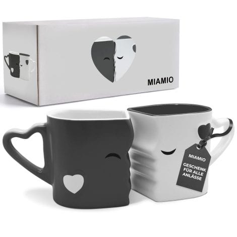 MIAMIO – Graue Keramik Kaffeetassen-Set mit küssenden Tassen, passend als Geschenk für Frauen und Männer, Freund, Freundin oder Brautpaar zur Hochzeit oder Weihnachten.