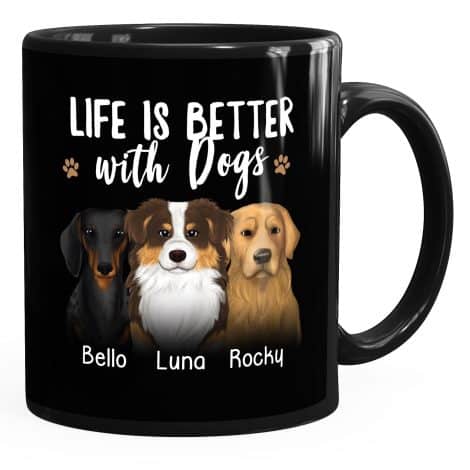 Personalisierte schwarze Tasse mit Hunde-Motiv und Namen, ideal für Hundebesitzer und Hunde-Liebhaber.