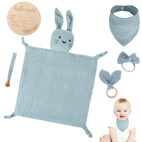 Geschenkset für Babys zur Geburt: Musselintuch, Beißring, Lätzchen, Holzschild, Beißringhalterung, Stirnband und Schleife.