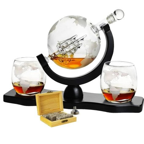 Whisky & Wein Karaffe Dekanter Globus – Perfekte Geschenkidee für Männer – 900 ml – Geburtstagsgeschenkset inklusive 9 Whisky Steine, Ausgießer und 2 Whisky Gläser – Schnappsdekanter.