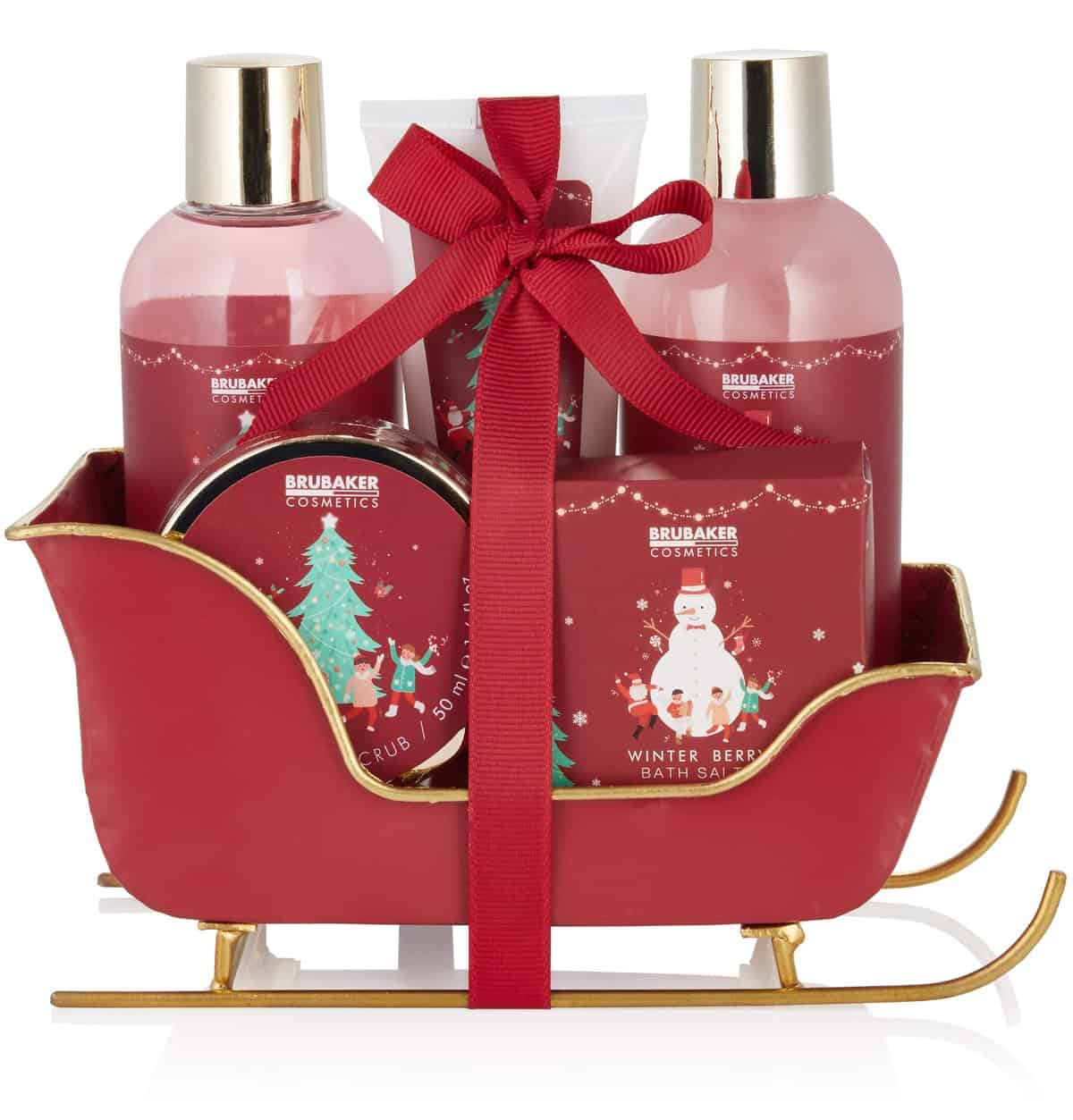 BRUBAKER Cosmetics Bade- und Dusch Set Winter Beeren Duft - 6-teiliges Geschenkset im Schlitten Weihnachten - Weihnachtsset für Frauen und Männer