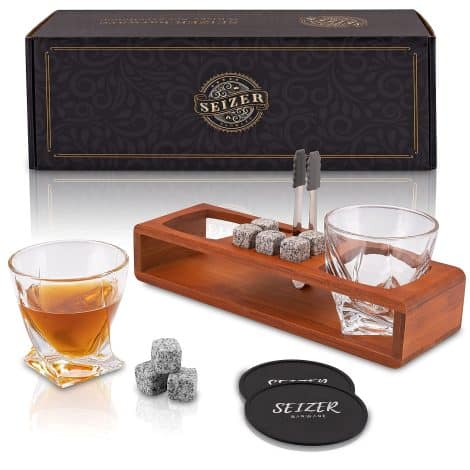 Whisky-Set mit Gläsern & Steinen inkl. Holzgestell, Geschenkbox, für Männer, edles Kristallglas in hellbrauner Farbe.