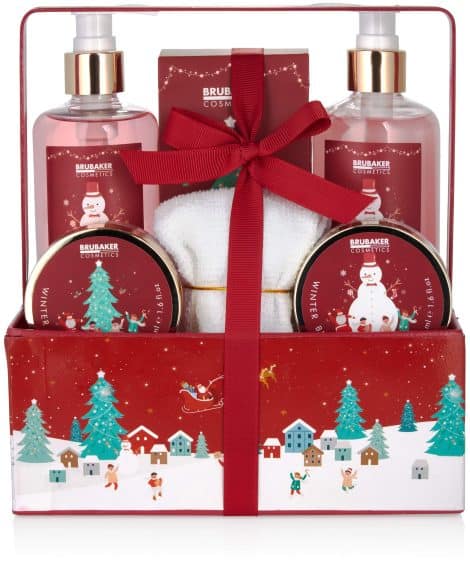 BRUBAKER Kosmetik Winterbeeren Bade- und Duschset – 7-teiliges Geschenkset in weihnachtlichem Pflanzkasten mit Handtuch. Weihnachtsset für Damen und Herren.