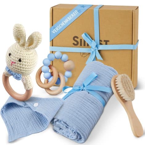 Hochwertiges Baby-Set aus Bio-Baumwolle: Musselintuch, Rassel, Beißring, Lätzchen und Haarbürste. Ideal als Geburtsgeschenk für Jungen und Mädchen in Babyblau.