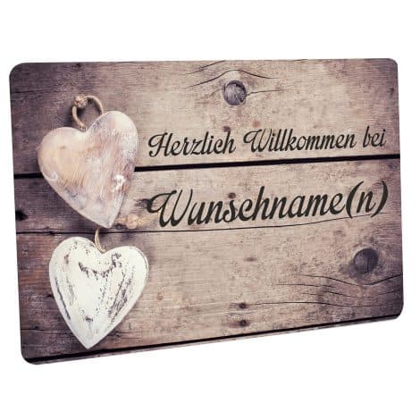 Fussmatte mit individuellem Text/Name Herzlich Willkommen – Herzenmotiv (Holzhintergrund) – 60×40 cm – Rutschfester Gummirücken – Bedruckter Filz – Innenmatte.