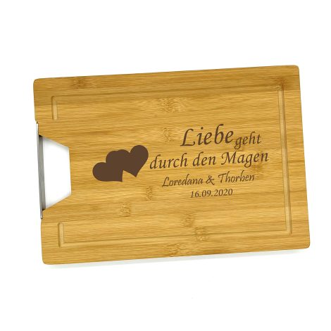 Personalisiertes Saphir Design Schneidebrett “Liebe geht durch den Magen” aus Holz 33x23x1,8 cm. Perfektes Kochgeschenk.