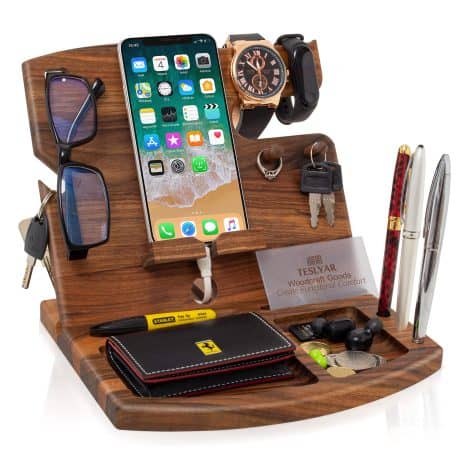 Holz-Dockingstation von TESLYAR für Herren, ein praktischer Organizer für Uhren, Schlüssel und Geldbörsen. Perfektes Geschenk zum Geburtstag oder Jubiläum.